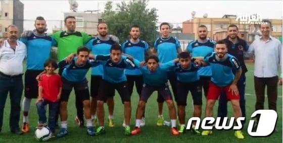 본문 이미지 - 오사마 압둘 무센(왼쪽)과 아들(앞줄 맨왼쪽).  무센은  시리아 데이르세조르를 연고로 하는 명문 축구클럽의 유명 감독이었다. (출처: 알아라비아 뉴스) ⓒ 뉴스1