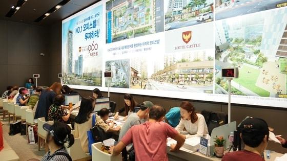 본문 이미지 - 금천구 독산동 '롯데캐슬 골드파크 타워 960' 모델하우스에서 청약상담을 받고 있는 고객들/제공=롯데건설