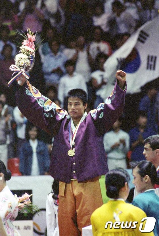 본문 이미지 - 김재엽 전 유도 국가대표 선수의 1988년 당시 서울올림픽 유도 60kg급 금메달 수상 장면.  (재판매 및 DB금지)/뉴스1