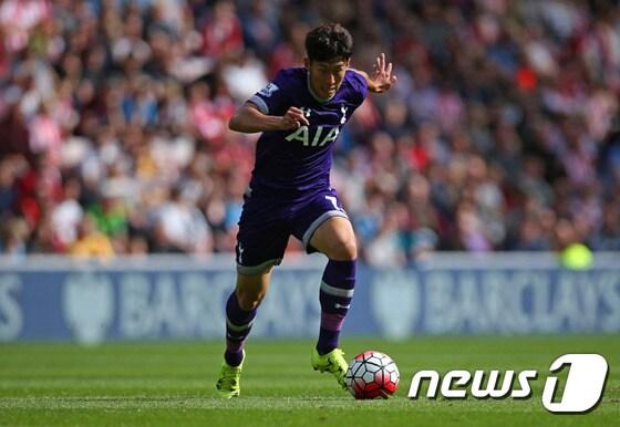 본문 이미지 - 손흥민이 13일(한국시간) 선덜랜드 원정을 통해 EPL 데뷔전을 치렀다. 손흥민은 61분을 뛰었고 토트넘은 시즌 첫승을 기록했다. ⓒ AFP=News1