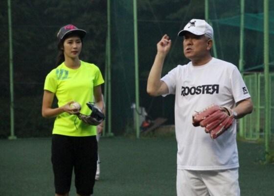 본문 이미지 -  한스타 여자연예인야구단 양승호 감독(오른쪽)과 치어리더 출신 박기량.