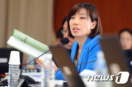 본문 이미지 - 국정감사에서 질의하고 있는 배재정 새정치민주연합 의원. 2015.9.14/뉴스1 ⓒ News1 이종현 기자