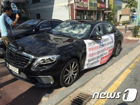 본문 이미지 - 14일 오후 광주 서구 화정동 한 외제차 판매점 앞에 훼손된 벤츠가 주차돼있다.이 차의 주인 유모(33)씨는 자동차를 환불해주기로 약속한 회사가 무대응으로 나오자 지난 12일 오후 5시께 같은 장소에서 골프채로 자신의 차량을 때려 부쉈다. 2015.9.14/뉴스1 ⓒ News1 신채린 기자