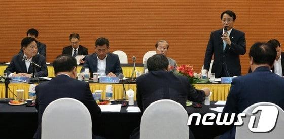 본문 이미지 - 전국 시장·군수·구청장협의회 제2차 공동회장단 회의가 14일 대전 동구 용전동 선샤인 호텔에서 열려 자치단체장들이 지방분권확대 등의 방안을 논의하고 있다.ⓒ News1