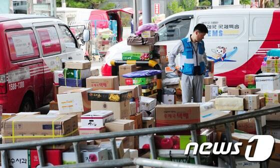 본문 이미지 - 민족대명절 추석을 여흘여 앞둔 15일 오전 전북 전주시 전주우체국에서 우체국 관계자들이 쏟아지는 택배물량을 처리하고 있다.2015.9.15/뉴스1 ⓒ News1 김대웅 기자