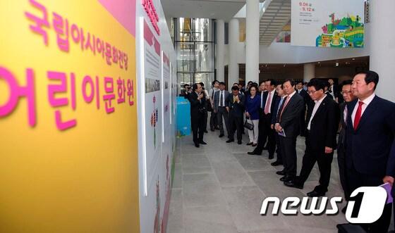 본문 이미지 - 국회 교육문화체육관광위원회 소속 의원들이 15일 오전 광주 동구 국립아시아문화전당 어린이문화원에서 관계자로부터 문화원 설명을 듣고 있다. 2015.8.15/뉴스1 ⓒ News1 황희규 기자