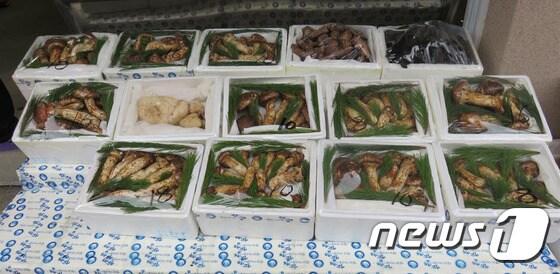 본문 이미지 - 중국산 원산지 표시를 제거하고 북한산으로 위장한 송이버섯.(국립농산물품질관리원 강원지원 제공) 2015.9.15/뉴스1 ⓒ News1 이예지 기자