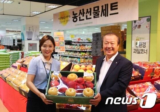 본문 이미지 - 남창원농협 백승조 조합장(오른쪽)이 직원과 함께 농수산물종합유통센터에서 추석선물로 판매중인 과일 상품을 선보이고 있다.(남창원농협 제공)2015.9.17./뉴스1 ⓒ News1 남경문 기자