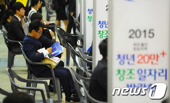 본문 이미지 - 부산 해운대구 벡스코에서 열린 '부산·울산·경남지역 청년 20만+ 창조 일자리박람회’를 찾은 사람들이 채용부스 앞에서 기다리고 있다. /뉴스1 ⓒ News1 이승배 기자