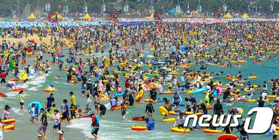 본문 이미지 - 16일 해운대 구청에 따르면 올 여름 해운대해수욕장을 찾은 피서 인파가 1606만명, 부산 지역 7개 해수욕장을 다녀간 피서객이 4620만여 명으로 역대 최다를 기록했다.  이승배기자ⓒ News1