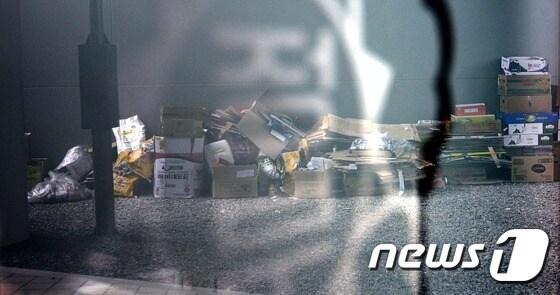 본문 이미지 - 세종청사 청소용역 노동자 파업 이후 청사 내에 쓰레기가 쌓여진 모습. 2015.9.16/뉴스1 