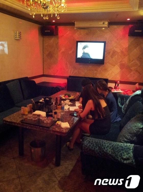 본문 이미지 - 룸싸롱과 성매매를 합친 ‘풀싸롱’을 운영하는 업주 일당이 경찰에 붙잡혔다.  (남부경찰서 제공)ⓒ News1