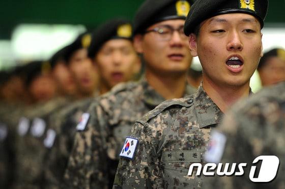 본문 이미지 - 대구 50사단 신병 훈련장에서 발생한 수루탄 투척 사고 이후 첫 신병수료식이 열린 17일 오전 훈련병들이 계급장과 태극기를 부착한 채 군가를 부르고 있다.2015.9.17/뉴스1 ⓒ News1 이종현 기자