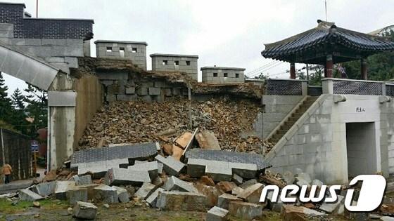 본문 이미지 - 17일 오후 부산 동래구 동래읍성 인생문 성벽 일부가 붕괴되는 사고가 발생했다. (부산소방안전본부 제공)ⓒ News1