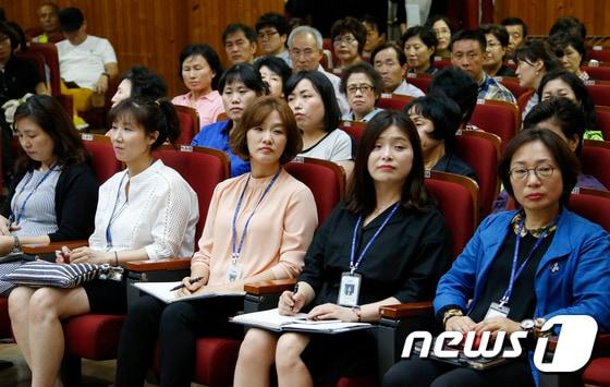 본문 이미지 - 전주시가 시청 강당에서 동네복지 시범 6개 통장과 사회복지시설종사자 등 400여명이 참석한 가운데 나사셋대학 이화진 교수를 초청해 '동네복지, 주민참여와 민관 거버넌스 해법이다'를 주제로 강의를 듣고 있다.(전주시제공)2015.9.17/뉴스1ⓒ News1