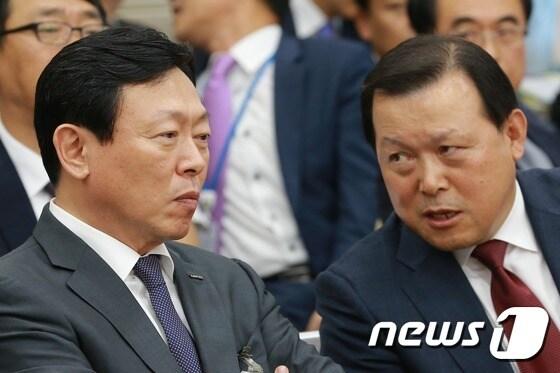 본문 이미지 - 신동빈 롯데그룹 회장(좌측)과 황각규 부회장(우측)/뉴스1 ⓒ News1 유승관 기자