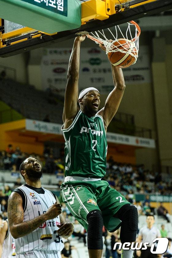 본문 이미지 - 원주 동부 로드 벤슨이 17일 창원 LG와의 경기에서 덩크슛을 성공시키고 있다(KBL 제공).ⓒ News1