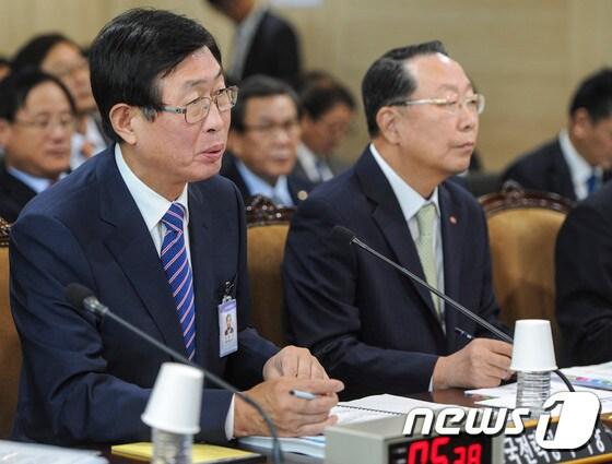 본문 이미지 - 조환익 한국전력공사 사장이 18일 전남 나주시 한국전력공사에서 열린 국회 산업통상자원위원회의 한국전력공사, 한국전력거래소, 한국에너지기술평가원 등 7개 기관 합동 국정감사에서 의원에 질문에 답을 하고 있다. 2015.9.18/뉴스1 ⓒ News1 황희규 기자