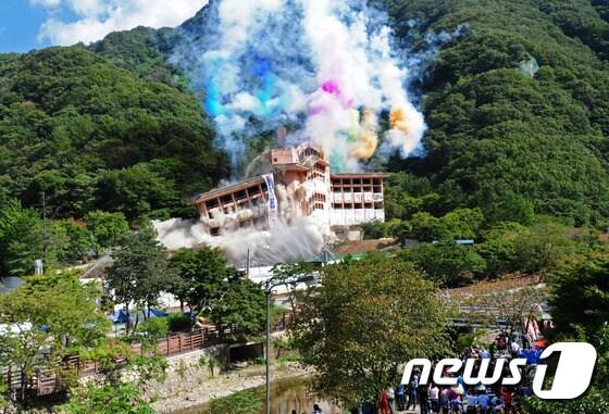 본문 이미지 - 18일 오후 전북 정읍시 내장산로 내장산 관광호텔 발파 해체작업이 진행되고 있다. 내장산 관광호텔은 지난 1981년 준공 후 2006년 자금난으로 휴업에 들어간 지 10년 만에 역사의 뒤편으로 사라졌다.2015.9.18/뉴스1 ⓒ News1 김대웅 기자