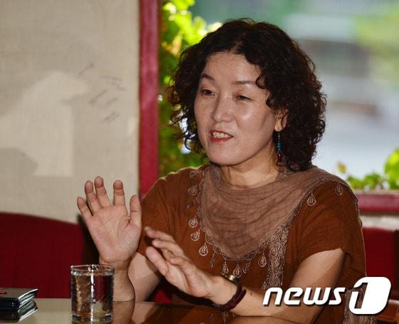 본문 이미지 - 소설 '유령의 시간'을 출간한 김이정 소설가가 18일 오후 서울 종로구 인사동의 한 카페에서 뉴스1과 인터뷰를 갖고 있다. ⓒ News1