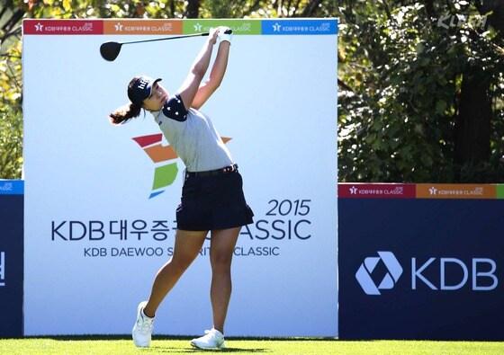 본문 이미지 - 전인지(21·하이트진로)가 18일 강원 춘천 엘리시안 강촌CC에서 열린 KDB 대우증권 CLASSIC 1라운드 6번홀에서 티샷을 날리고 있다. (KLPGA 제공) 2015.9.18/뉴스1 ⓒ News1