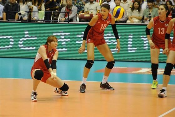 본문 이미지 - 여자 배구대표팀의 이소영(왼쪽)이 안정된 리시브와 공격으로 희망을 전해줬다. (국제배구연맹 제공).