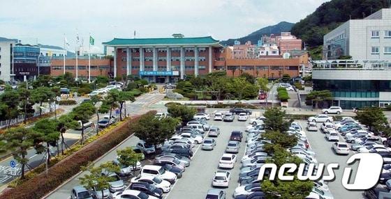 본문 이미지 - 경남 김해시가 코로나19 방역대책 등 8대 분야 28개 세부대책을 담은 '추석연휴 종합대책'을 수립해 오는 22일까지 중점 추진한다. 사진은 김해시청 전경. ⓒ News1 DB.
