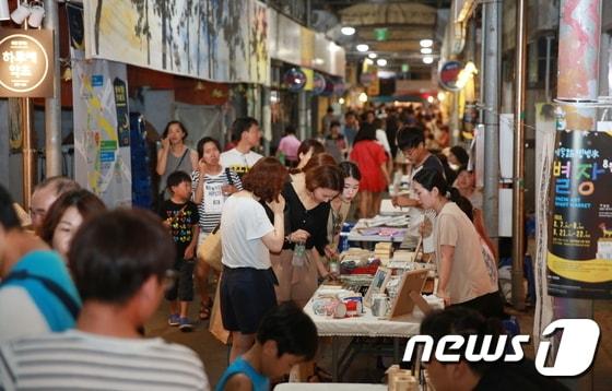본문 이미지 - 8월 열린 대인예술야시장 모습(광주시 제공) ⓒ News1