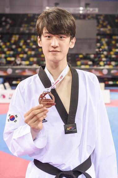본문 이미지 - 이대훈이 20일(한국시간) 터키 삼순 야사르 도구 스포츠경기장에서 열린 세계태권도연맹(WTF) 월드그랑프리 2차 대회 마지막 날 남자부 -68㎏급 준결승전에서 알렉세이 데니센코(러시아)에게 패해 동메달을 획득했다. (세계태권도연맹 제공) ⓒ News1