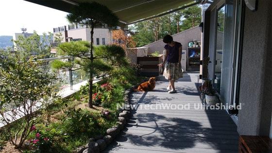 본문 이미지 - 북한산 푸르지오 아파트의 베란다에 연회색 ‘뉴데크(울트라쉴드(Ultrashield)라고도 불림)’를 설치한 모습 ⓒ News1