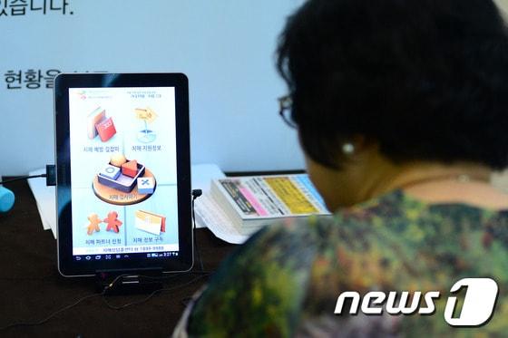 본문 이미지 -  치매 검사 프로그램을 체험하고 있는 고령 여성.<자료사진>2025.7.31/뉴스1 ⓒ News1 