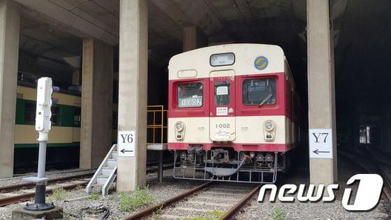 본문 이미지 - 서울 지하철 첫 운행 전동차인 1001호는 신정차량기지에 보관돼 있 다. 열차 진행방향 앞쪽은 1001호, 뒷쪽은 1002호로 운행됐다. 사진은 뒷쪽 부분을 촬영했다.(서울메트로 제공)ⓒ News1