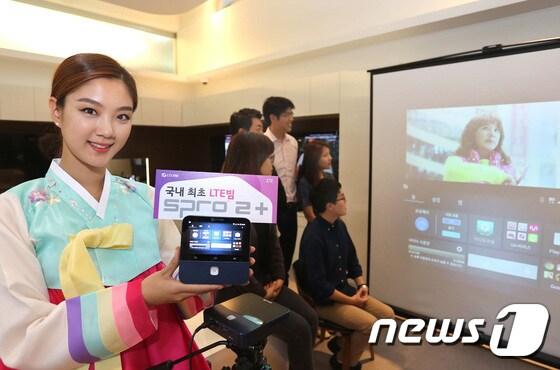 본문 이미지 - LG유플러스는 구글의 정식 인증을 받은 안드로이드와 5인치 터치스크린(LCD)을 탑재해 자체 콘텐츠 재생이 가능한 LTE 빔프로젝터 ‘에스프로2플러스’를 국내에 처음 선보였다. (사진제공=LG유플러스) ⓒ News1