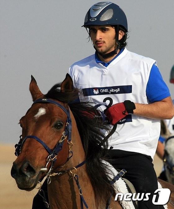 본문 이미지 - 지난 2006년 카타르 도하 아시안게임에 출전해 2개의 금메달을 목에 건 셰이크 라시드 왕자.ⓒ AFP=뉴스1