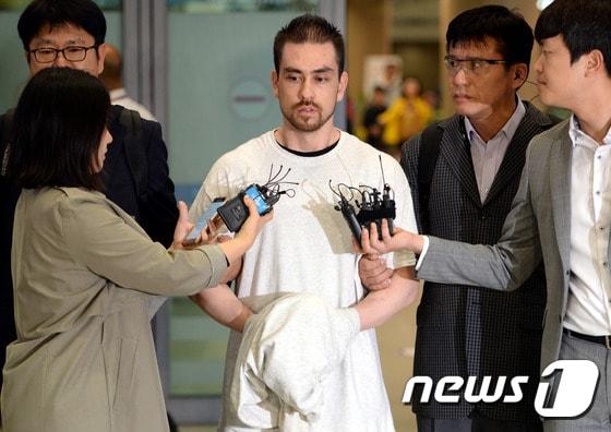 본문 이미지 - '이태원 살인사건' 피의자 미국의 아더 존 패터슨이 도주 16년 만인 23일 새벽 인천국제공항을 통해 국내로 송환되고 있다. 이태원 살인사건은 1997년 4월 3일 이태원의 한 패스트푸드 화장실에서 한국인 대학생이 흉기에 찔려 숨진 사건으로 살해혐의를 받고 있는 패터슨은 미국으로 도주했었다.2015.9.23 ⓒ 뉴스1 이광호 기자