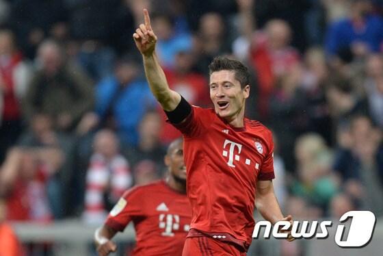 본문 이미지 - 바이에른 뮌헨의 공격수 로베르트 레반도프스키가 23일(한국시간) 볼프스부르크와의 경기에서 득점 후 기뻐하고 있다. ⓒ AFP=News1