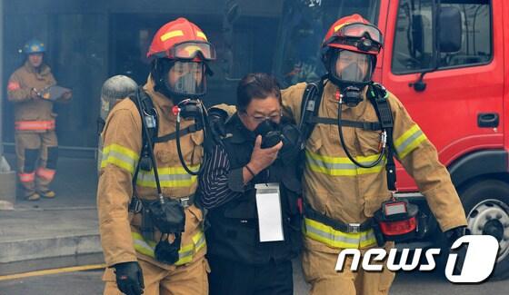 본문 이미지 - 2015년 경기도 긴급구조 종합훈련에서 소방관들이 인명구조 훈련을 하고 있다./뉴스1 ⓒ News1 이재명 기자