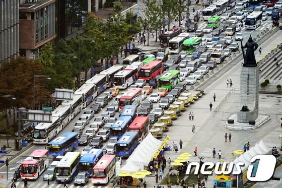본문 이미지 - 서울 중구 광화문 일대 꽉막힌 도로. /뉴스1 ⓒ News1