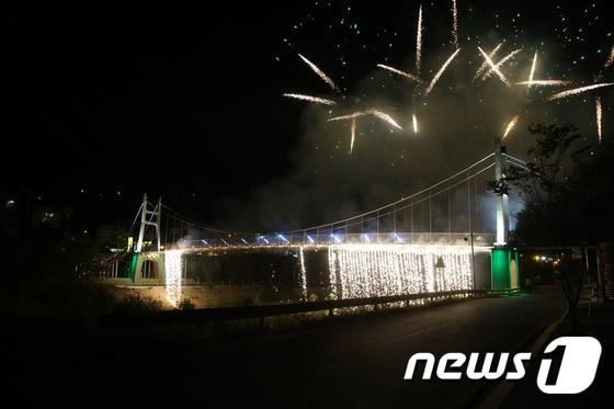 본문 이미지 - 23일 강원 춘천시 강촌유원지서 '출렁다리' 야간조명 점등식이 열리고 있다. (춘천시 제공) 2015.9.23/뉴스1 ⓒ News1 엄용주 기자