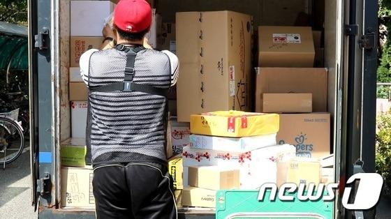 본문 이미지 - A씨는 9살, 6살 두 아이를 둔 아버지다. "아이들과 같이 놀아줄 수 없는 상황이 미안하다"고 털어놓는다.   ⓒ News1