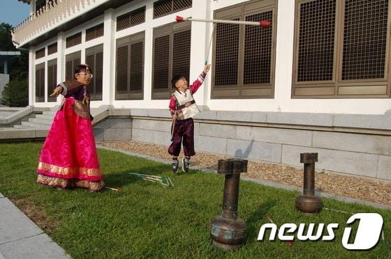 본문 이미지 - 우리 고유 최대 명절인 한가위를 맞이해 추석 연휴기간 광주지역에 풍성한 문화행사가 마련된다. 사진은 국립광주박물관 전통놀이 체험 모습.(국립광주박물관 제공)2015.9.26.ⓒ News1