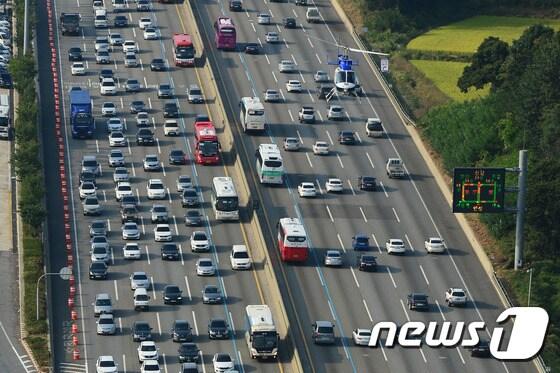 본문 이미지 - 경부고속도로 안성휴게소 부근에서 경찰청 헬기가 교통위반 차량을 단속하기 위해 하늘을 날고 있다. /뉴스1 ⓒ News1 임세영 기자