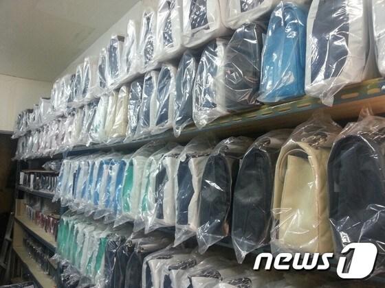 본문 이미지 - 창고에 보관된 짝퉁 명품 가방들. (서울 노원경찰서 제공) ⓒ News1