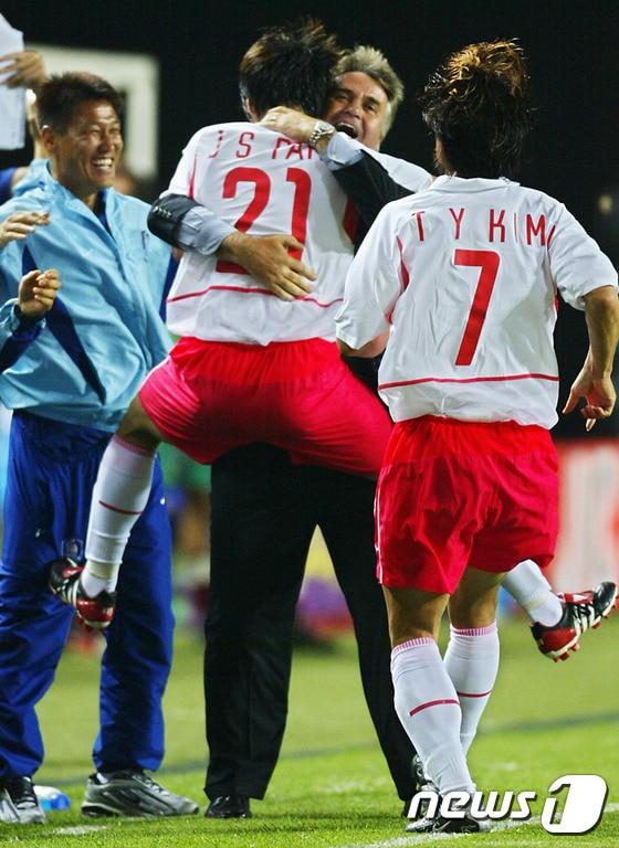 본문 이미지 - 2002월드컵 4강 신화를 이끌었던 거스 히딩크 감독. ⓒ AFP=News1