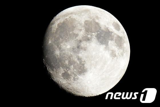 본문 이미지 - 추석 '슈퍼문'. 2015.9.26/뉴스1 ⓒ News1