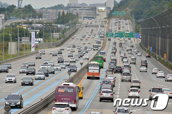 본문 이미지 - 경기 성남 궁내동 서울톨게이트에서 바라본 경부고속도로./뉴스1 ⓒ News1 신웅수 기자