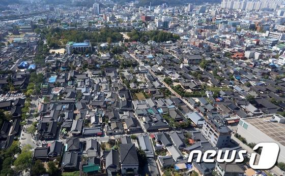 본문 이미지 - 하늘에서 내려다본 전주 한옥마을과 주변 원도심/뉴스1 DB