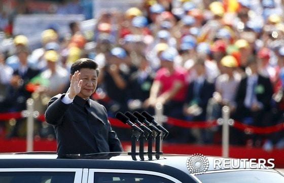 본문 이미지 - 시진핑 중국 국가 주석이 3일 오전 '항일(抗日)전쟁·반(反) 파시스트 전쟁승리 70주년' 기념 열병식(군사 퍼레이드) 거행에 앞서 '훙치'에 탑승한 채 군인들을 사열하고 있다. ⓒ 로이터=뉴스1 ⓒ News1 최종일 기자