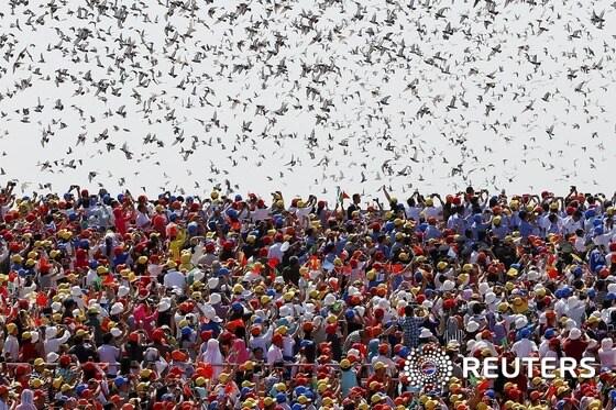 본문 이미지 - 3일 중국 베이징 톈안먼 광장에서 '중국인민의 항일전쟁 승리 및 세계 반파시스트 전쟁 승리 70주년' 전승절 기념행사 및 열병식이 끝나면서 비줄기들이 광장을 날고 있다. / (베이징 로이터=뉴스1) 우동명 기자 ⓒ News1