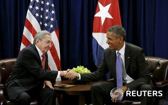 본문 이미지 - 라울 카스트로 쿠바 국가평의회 의장(왼쪽)과 버락 오바마 미국 대통령이 유엔총회에서 별도로 회동했다. ⓒ 로이터=뉴스1